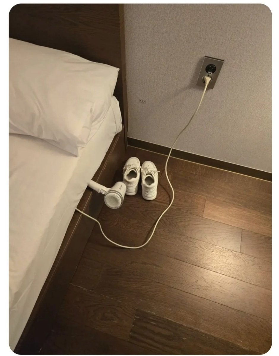 zerofull1979's tweet photo. 호텔 직원이 발견하고 심장 떨어질 뻔했다는 소름 돋는 실화 짤.

​신발 말린답시고 침대 옆 콘센트에 드라이기 풀가동 시켜놓고 나간 사람이 존재함... 무려 5시간 동안 방치돼서 기계가 녹아내리는 중이었다고...

​240객실짜리 대형 호텔인데 대형 참사 숨 가쁘게 막아낸 수준임 ㅠㅠ 요즘 왜 이렇게 상식 밖의 안전불감증이 많은지 모르겠다...

다들 외출하기 전에 전열기구 전원 껐는지 꼭꼭 확인합시다!!

너무 무섭당