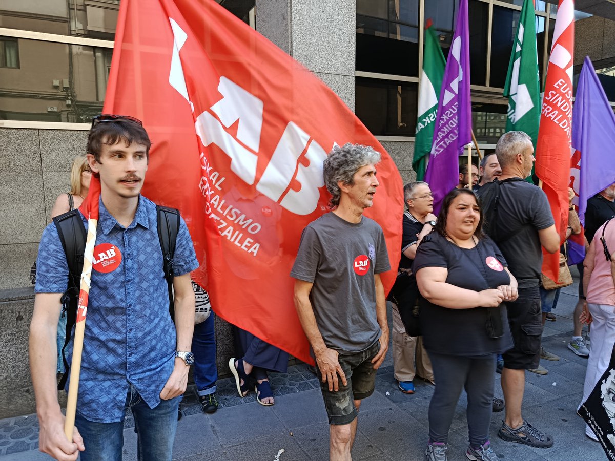 LABsindikatua's tweet photo. ❌ Enplegu zentro berezietako langileek negoziazioa blokeatuta dagoela salatu, eta akordioa eskatu dute EAErako, Espainiako Estatuko hitzarmenaren inposizioa saihesteko

📢 Mobilizazioa egin dute Bilboko epaitegien aurrean

🔗 https://t.co/uDMhzfKzDc https://t.co/TjxcnAHD9J