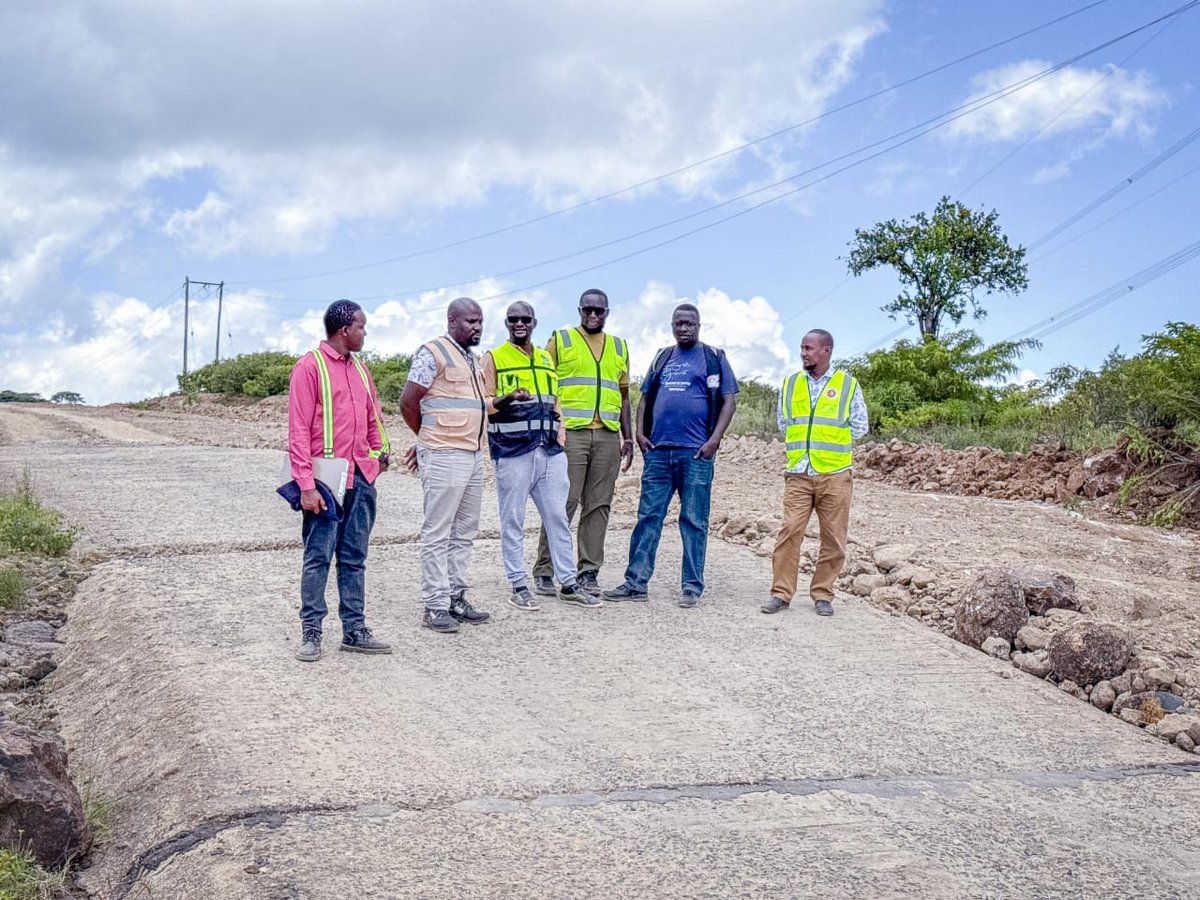 KeNHAKenya's tweet photo. The KeNHA Upper Eastern Region, led by Regional Director Eng. Howard M’mayi, conducted the second progress inspection of the ongoing engineered gravelling works along the Maralal – Baragoi – South Horr (A4) Road, specifically the Suyani/Morijo – Baragoi section. https://t.co/BVCGj0MNCk