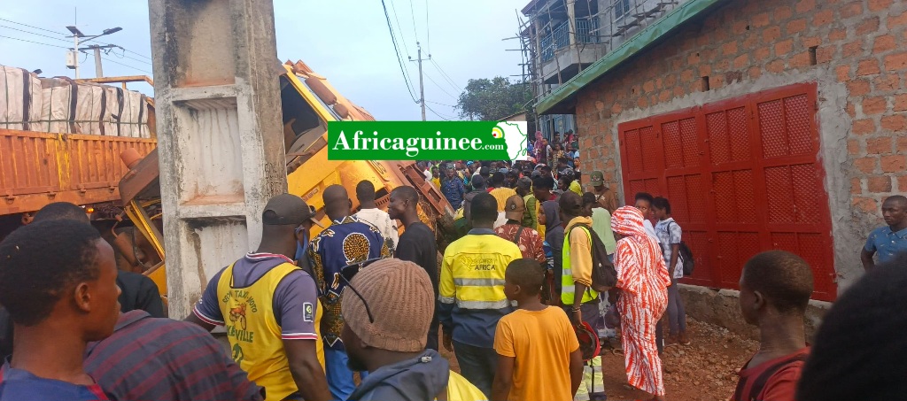 Africaguinee's tweet photo. 🚨Boké : un camion sans contrôle sème la m*rt à Yomboya👇🏼
https://t.co/VA5XGSlg59 https://t.co/j8i90bWzvP