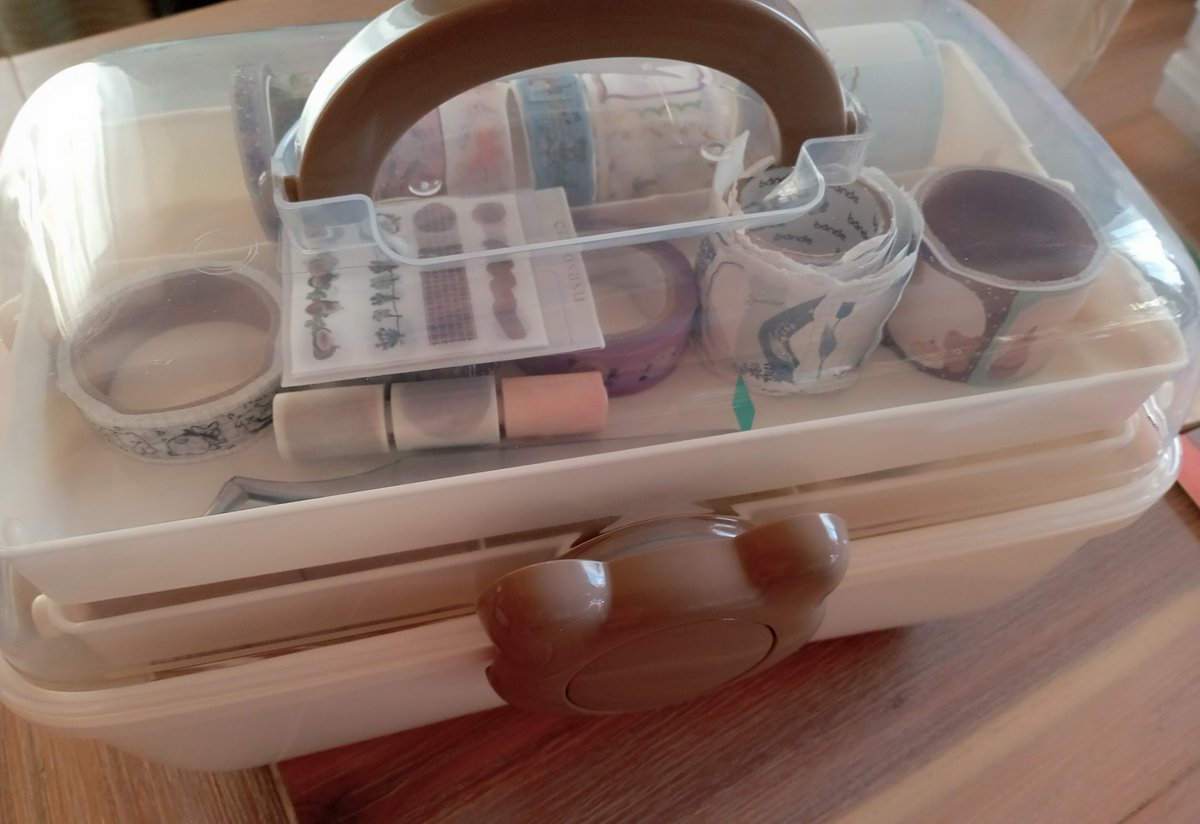 pourple_journal's tweet photo. 利用頻度の高い文具小物を入れる小振��のBOX���探していたら、偶然スリコで発見しました。🐻が可愛いくて即決。
本来の用途はキッズ用のアクセサリーBOXらしいけど🤣
#文具　#文具アクセサリ　#ツールボックス　#手帳タイム https://t.co/bbs830XxZJ