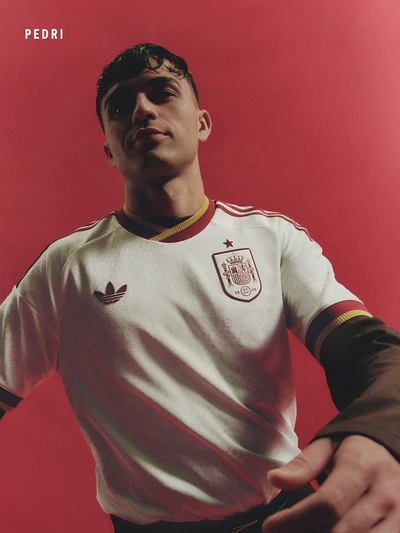 Hispadrops's tweet photo. Las 10 camisas más bonitas para la Copa del Mundo de 2026: 

1. España (Principal y visitante) https://t.co/3VHnmzWMQw
