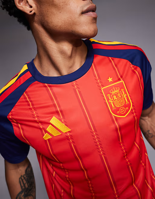 Hispadrops's tweet photo. Las 10 camisas más bonitas para la Copa del Mundo de 2026: 

1. España (Principal y visitante) https://t.co/3VHnmzWMQw