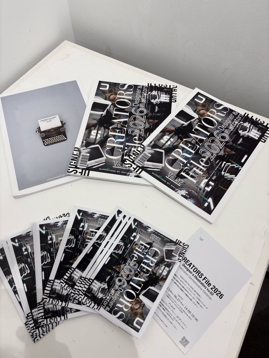 gallery_goro's tweet photo. 出来上がって来ましたー！「CREATORS File vol.2」
かっこええ〜！めっちゃかっこええ！
37名のクリエイターをジャンルを超えて紹介している本です！
それぞれのクリエイターが熱いっぱいに自己主張している熱い本です！
これを持って今週2つのイベントに参加させていただきます！

まず、30日（土）ペーパーサミットは天満橋にあるOMMビル2階　Bホールであります。
うちはSー5ブースにおります。めっちゃええ場所！きたら顔出してや〜！

そして、同じ日になりますが、30日（土）、31日（日）ですが、アートブック大阪が開催されます。
こちらはシーサイドスタジオCASOdで開催されます。
こちらはE-5で角のええ場所。こっちも来たら顔出してや〜。
どっちも5や！ゴローの5やで〜！偶然やろうけど。。。
GO~GO~GO~ジャパ〜ん！おーくせんま〜ん！お〜くせんま〜ん！

どちらも掲載させてもらった何人かのクリエイターさんと立たせてもらいます。

どちらも業界関係者が結構来るイベントですので、
今年はどんなご縁が生まれるのか。

少しでもこの本やイベントを通して、
協力してくれたクリエイターさんたちに何かいいご縁があればいいな〜。

常に誰かクリエイターさんとは一緒にいる予定なので、
クリエイターと繋がりたい方はタイミング合えばご紹介するので
ガンガン来てください！

それでは、お待ちしておりま〜す！

#ペーパーサミット 
#アートブック大阪 
#クリエイター 
#creatosfile 
#アートイベント