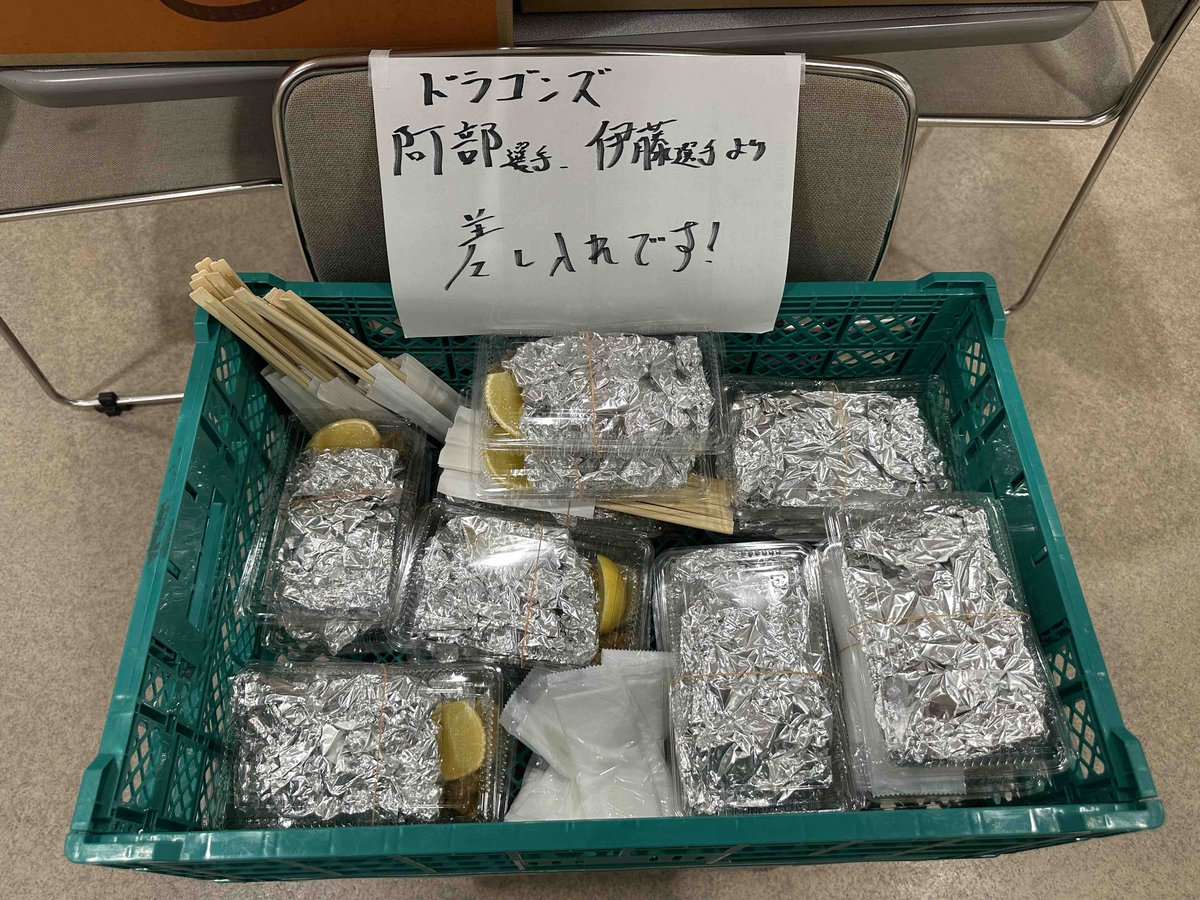 Rakuten__Eagles's tweet photo. #中日ドラゴンズ の #阿部寿樹 選手と
#伊藤茉央 選手からの差し入れ！

マスターおすすめのナンコツの炭火焼きだそうです🍴

伊藤茉央選手と同期の #渡辺翔太 選手
「茉央、名古屋の美味しいお店教えてね！！」とのことです😋✨

#日本生命セ・パ交流戦2026
#RakutenEagles
#強鷲革新 https://t.co/t4lToosdry