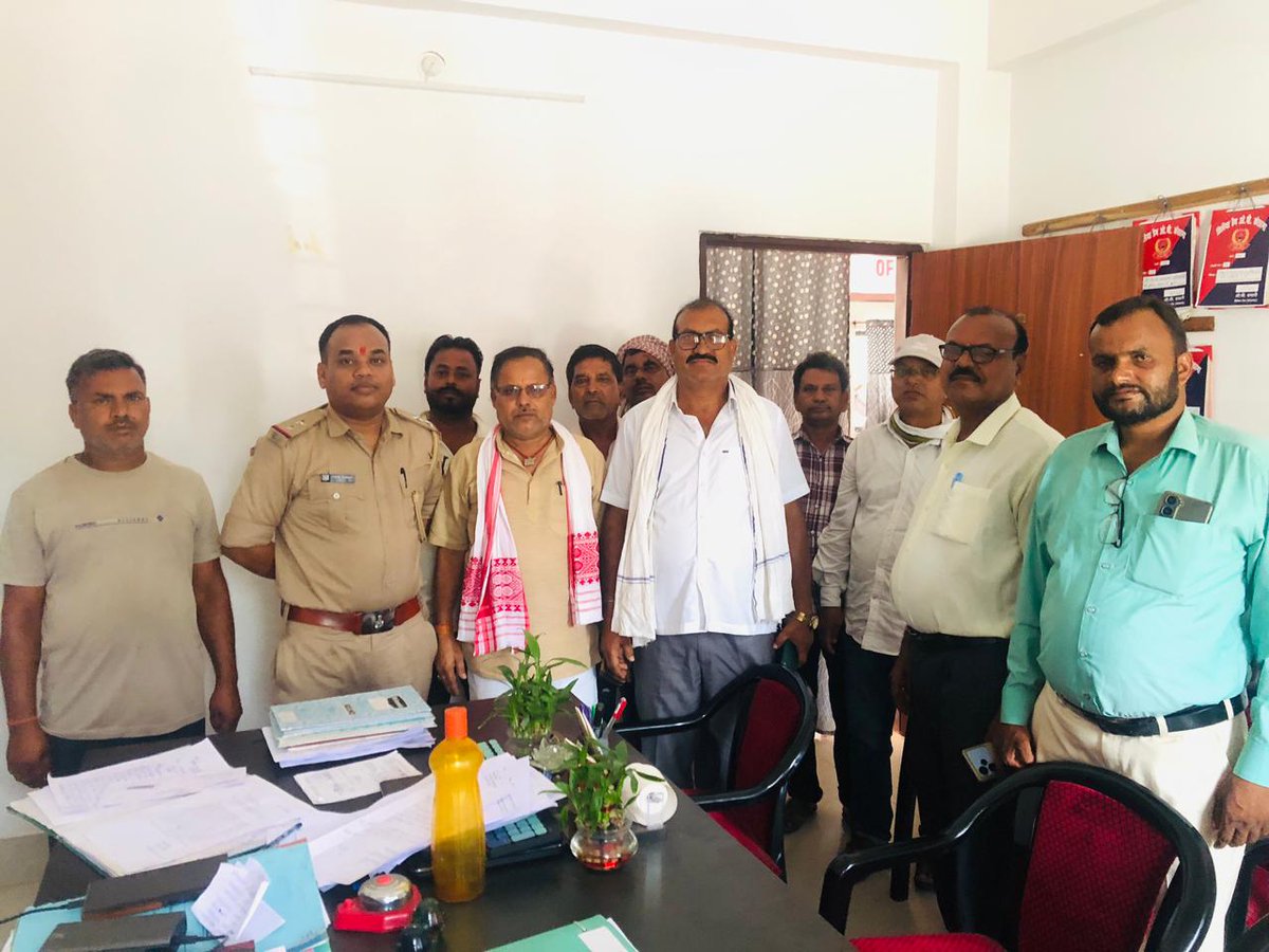 BirendraJMM's tweet photo. चंदवारा प्रखंड के ग्राम बन्दाचक थाना तिलैया डैम में एक परिवार के साथ हुई घटना पर झामुमो कोडरमा जिलाध्यक्ष ने थाना प्रभारी से मुलाकात की।उन्होंने निष्पक्ष जांच और दोषियों पर कठोरतम कार्रवाई की मांग की। यह अमानवीय घटना कतई बर्दाश्त के लायक नहीं जांच करना सुनिश्चित करें @spkoderma1 https://t.co/WG6Fhrw3OC