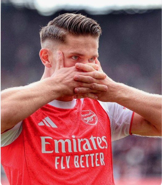 Gooneric_'s tweet photo. Arsenal fans who do want to score our winning goal against PSG on Saturday?

For me it's 🫱🫲 https://t.co/Wtgjq5o8lU