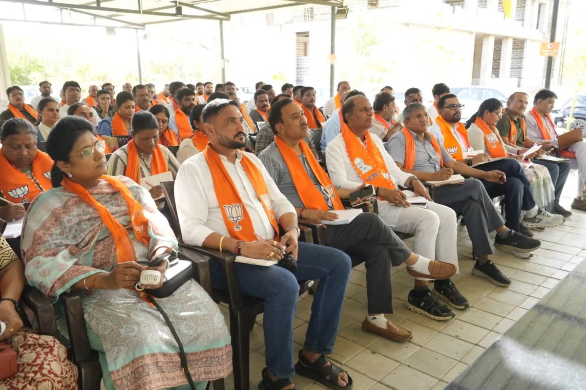 hemabhattbjp's tweet photo. આદરણીય પ્રધાનમંત્રી શ્રી @narendramodi  સાહેબના સફળ નેતૃત્વને 12 વર્ષ પૂર્ણ થવાના અવસરે  માનનીય પ્રદેશ અધ્યક્ષશ્રી જગદીશ પંચાલજીની અધ્યક્ષતામાં વર્ચ્યુઅલ બેઠક યોજાઈ જેમાં ગાંધીનગર મહાનગર કાર્યાલય પર અપેક્ષિત કાર્યકર્તાઓ સાથે સહભાગી બની  જરૂરી માર્ગદર્શન મેળવ્યું. https://t.co/3TXGD6Nv0r