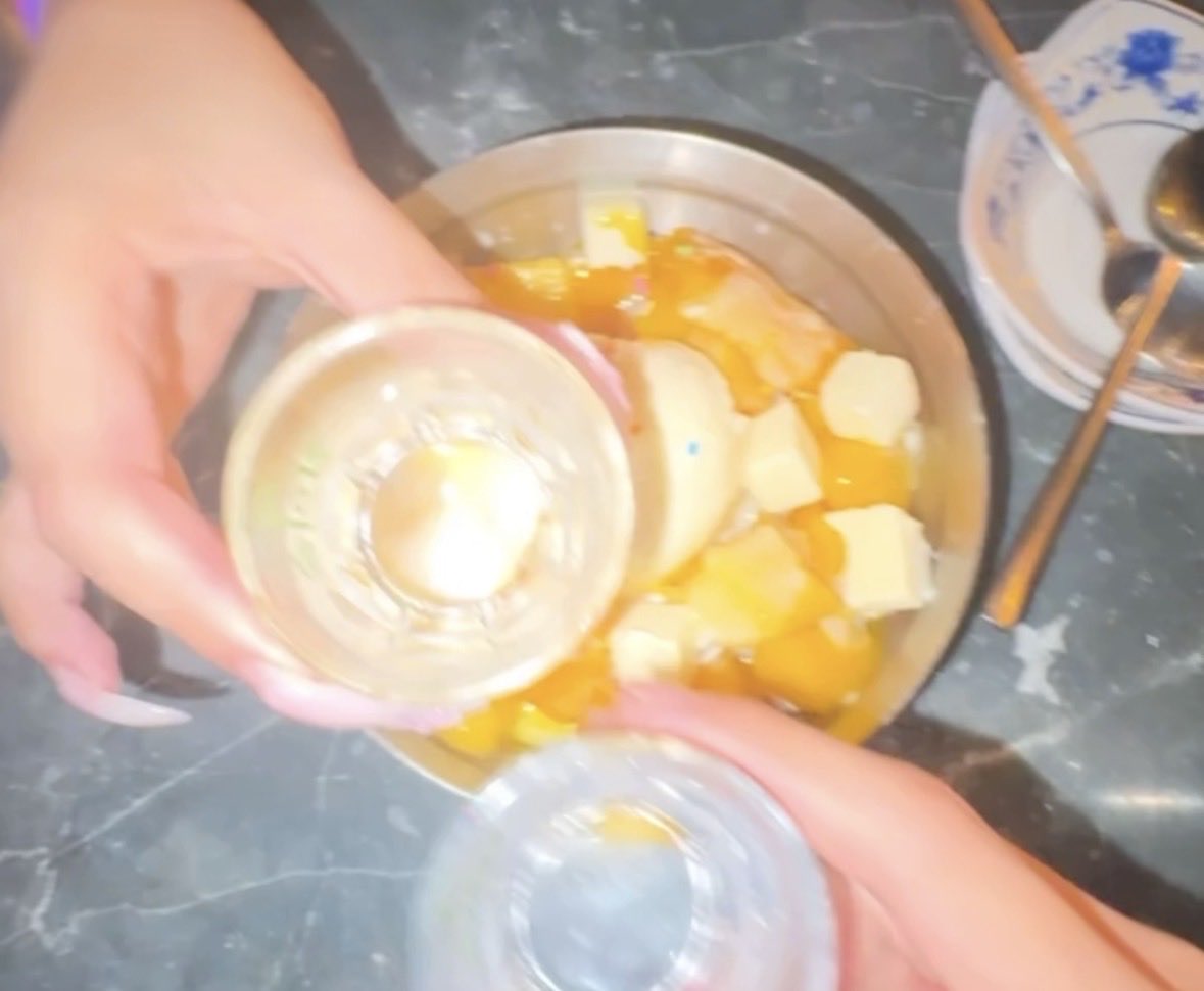 imdhdn2's tweet photo. 昨日友達と1日過ごしたんだけど、カフェ行って、チャジャン食って、カラオケ2.5h歌って、ピンス食���がら飲んで1人4600円はバグ過ぎない？？韓国安すぎる..😔 https://t.co/9oEbm8N7o4
