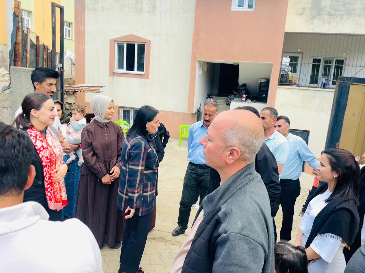 hatice_atan73's tweet photo. 📍Güçlükonak | Çevrimli Köyü

Hayatlarını birleştirerek aile birliği kuran kıymetli çiftimiz Halil Öner ile Hediye Kaya Öner’ e evliliklerinin hayırlı uğurlu olmasını dilemek için hanelerine misafir olduk.

Cumhurbaşkanımız Sayın Recep Tayyip Erdoğan'ın ilan etmesiyle, 25-31 Mayıs tarihlerini “Milli Aile Haftası” olarak kutlamanın mutluluğunu yaşıyoruz.

#MilliAileHaftası'nın aile bağlarımızı pekiştirmesini, toplumsal farkındalığı artırmasını ve gençlerimiz nezdinde güçlü bir karşılık bulmasını temenni ediyorum.

@tcailesosyal
@MahinurOzdemir