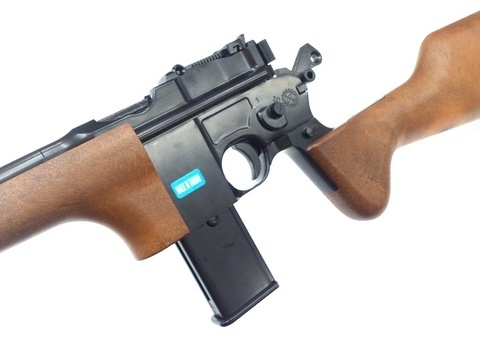 sfbconlinestore's tweet photo. WE M712 モーゼルカービン ガスブローバックガン 

モーゼルC96のバリエーションでセミ/フル機能を追加、着脱式マガジン仕様となった モーゼル・シュネルフォイヤーM712を再現。

ロングバレル化とストックを装備したライフルカービン仕様。

https://t.co/gAJHjxmgpC 

※エアガン玩具用商品  #SFBC https://t.co/bioQHnewhz