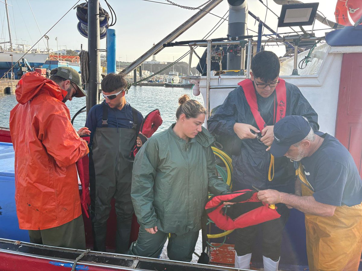 IFPMP_LPGC's tweet photo. Alumnado  de 2º Transporte Marítimo y Pesca de Altura, realiza prácticas de pesca con los profesionales del sector. Tras un convenio con el grupo de Acción Costera de Gran Canaria, el apoyo de la Cooperativa de Pescadores de Melenara y la tripulación del barco “El San Pedro”, https://t.co/TS4WXpT02F
