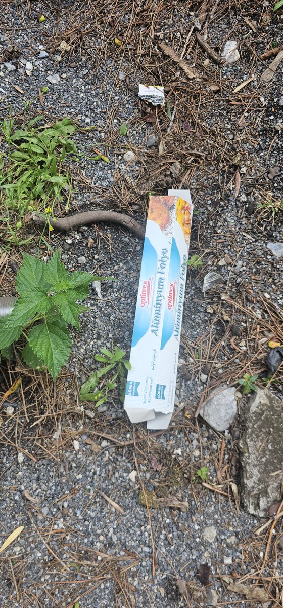 e_yildrm's tweet photo. Sevgili @HatayBSB @mehmetonturktr @payasbel burası Payas Asım Gündüz mezarlığı olarak bilinen eski mezarlık mezarlığa her gidişimizde karşılaştığımız manzara bu burası bir park mı sosyal alan mı uyuşturucu kullanım noktası mı bu  durumlar için bir çözüm planınız var mı ? https://t.co/gvdSH0MdBz