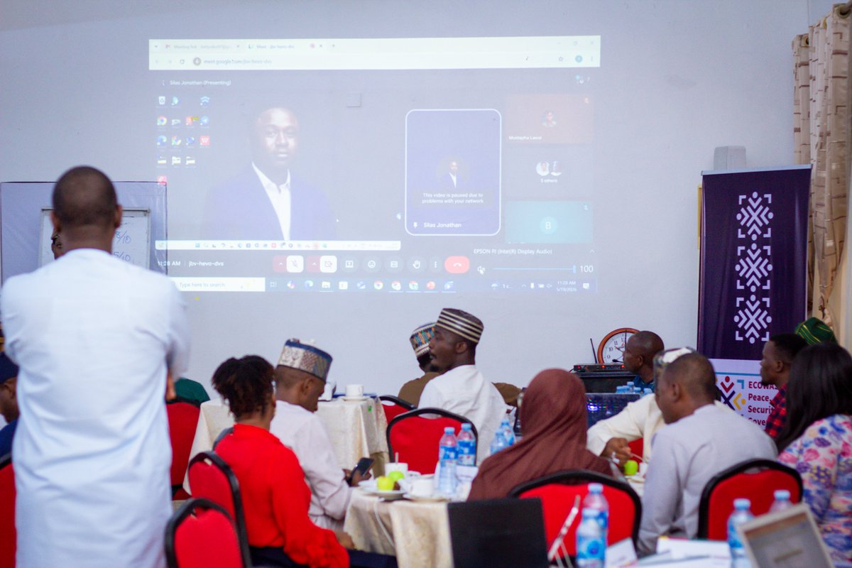 FactC_Africa's tweet photo. @Silas2Silas of CJID facilitated an intensive session on journalist safety during elections - from digital threats and surveillance to physical risks, psychological stress, and emergency response planning for frontline reporters working in hostile environments. https://t.co/m5OMco5fxj