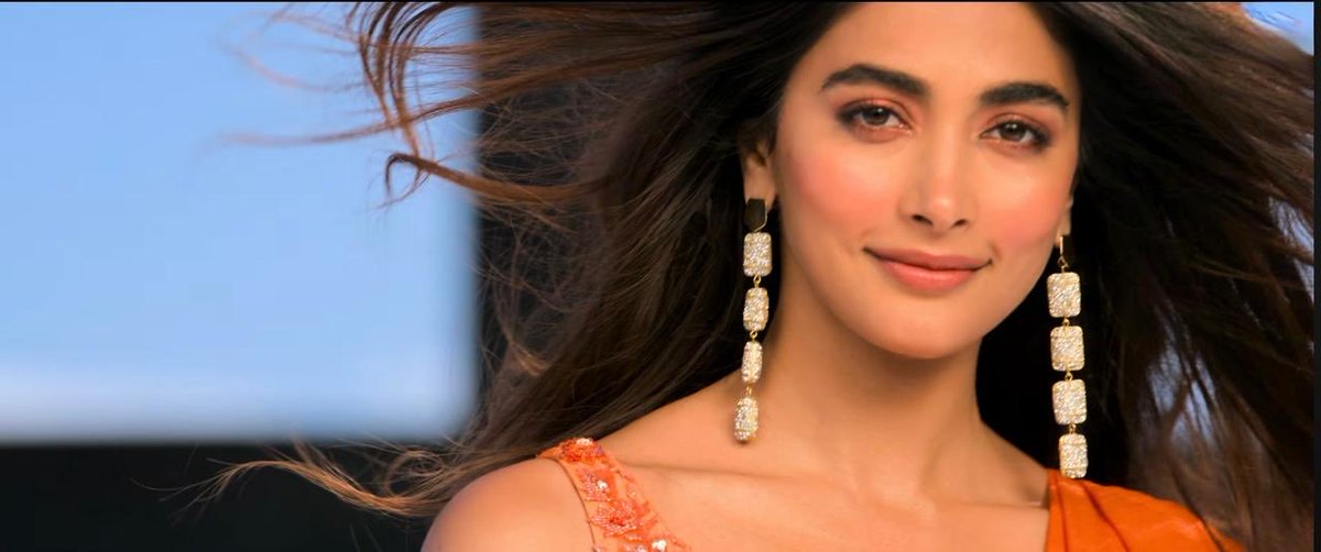 RJAayush's tweet photo. Seeing a lot of Sushmita Sen’s timeless grace in Pooja Hegde here. Capturing that level of effortless screen presence for a classic like #ChunnariChunnari is no small feat. Nailed it. 👏👏 #PoojaHegde #SushmitaSen https://t.co/U6eKxkZO4n