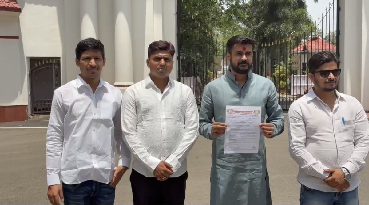 shashankrajbjp's tweet photo. झारखंड राज्य ￼￼फ़ार्मेसी काउंसिल में छात्र, छात्राओं से अवैध वसूली, रजिस्टार ग़ैर सरकारी व्यक्ति को बना देना एवं उनके भ्रष्टाचार को उजागर करने को लेके महामहिम राज्यपाल महोदय @santoshgangwar जी से मिल कर ज्ञापन सौंपा !! 
फार्मेसी काउंसिल झारखंड सरकार के स्वास्थ विभाग के वसूली का केंद्र ￼बन चुका है !! 
@jhar_governor @BJP4India @BJP4Jharkhand @bjpkarmveer @NitinNabin