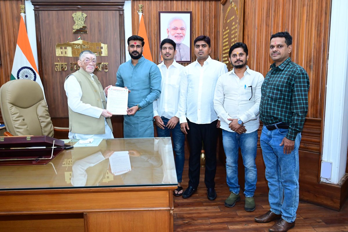 shashankrajbjp's tweet photo. झारखंड राज्य ￼￼फ़ार्मेसी काउंसिल में छात्र, छात्राओं से अवैध वसूली, रजिस्टार ग़ैर सरकारी व्यक्ति को बना देना एवं उनके भ्रष्टाचार को उजागर करने को लेके महामहिम राज्यपाल महोदय @santoshgangwar जी से मिल कर ज्ञापन सौंपा !! 
फार्मेसी काउंसिल झारखंड सरकार के स्वास्थ विभाग के वसूली का केंद्र ￼बन चुका है !! 
@jhar_governor @BJP4India @BJP4Jharkhand @bjpkarmveer @NitinNabin