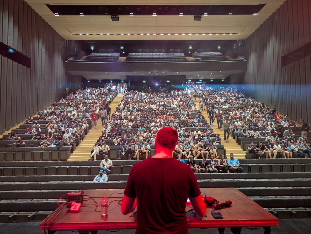 JNationConf's tweet photo. This year’s surprise artist: Sam Aaron!

Creator of Sonic Pi and one of the world’s best-known live coding artists.

Tonight at #JNation. #LiveCoding #Coimbra @samaaron https://t.co/u7rOYqNkaT