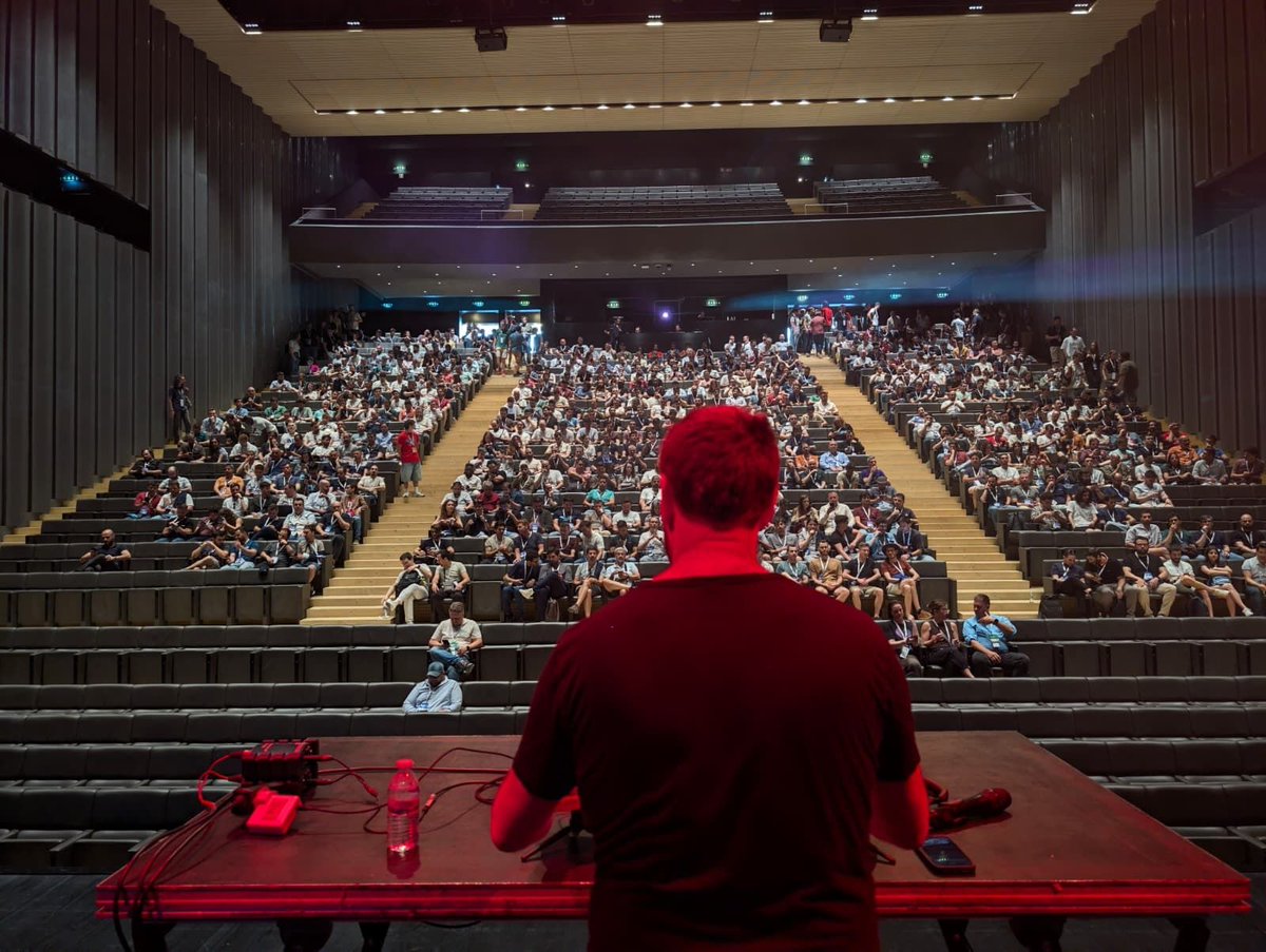 JNationConf's tweet photo. This year’s surprise artist: Sam Aaron!

Creator of Sonic Pi and one of the world’s best-known live coding artists.

Tonight at #JNation. #LiveCoding #Coimbra @samaaron https://t.co/u7rOYqNkaT