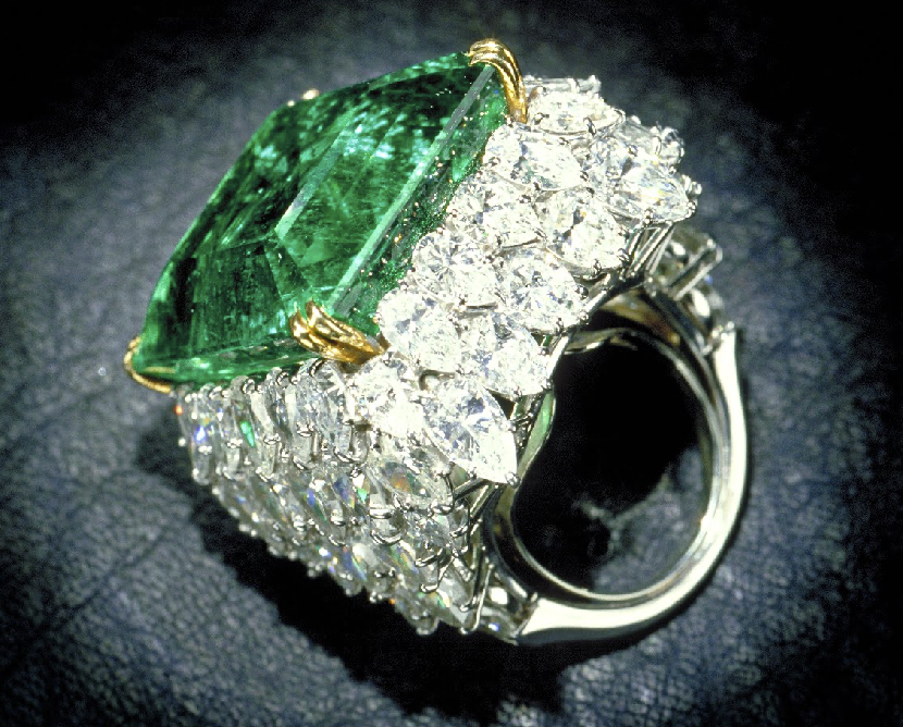 SophiaFioren's tweet photo. Chalk Emerald Ring by Harry Winston, Inc, Colombia, 1972. https://t.co/L3B9WM5nIX