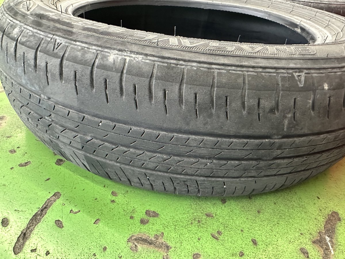 sacuramoco's tweet photo. TOYOのR/Tタイヤに交換したった🙄

ゴツゴツした溝がいっぱいあるから、たぶん100年は使えるね🙄

本当はホワイトレターが欲しかったけど在庫なし💦

ヨコハマのA/Tも悩んだけど、取寄せになるうえに届く頃には6月の値上げ価格になると言われて断念😭 https://t.co/FAFUIjImuW