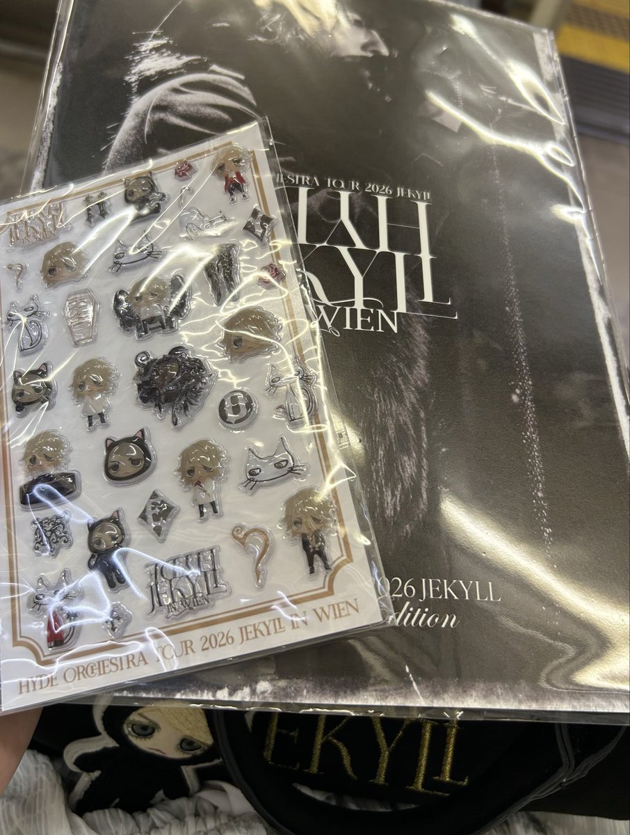 LecielMucchi's tweet photo. JEKYLLグッズほとんど売り切れててなんとかこれだけ、、ラス1シールあっただけよかったかも🙌パンフ楽しみ！
ヘアクリップ欲しかったなー

#HYDE
#HYDEOrchestraTour2026JEKYLLinWien https://t.co/CqltKo62d1