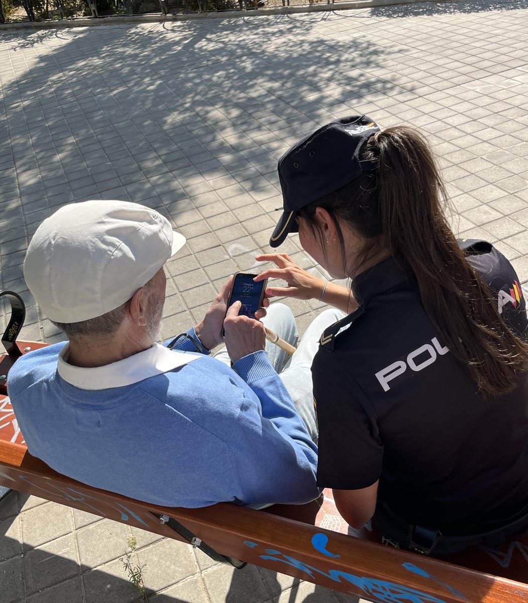 policia's tweet photo. 👵👴A veces, los #mayores tienen más dificultades con el uso de las nuevas tecnologías 

👉Eso les hace más vulnerables a la #ciberdelincuencia 

👮‍♀️Pero todos podemos colaborar para que no caigan en #ciberestafas

🙏Hazles llegar nuestros #consejos y ayúdales cuando lo necesiten 

#ProtegeAlMayor