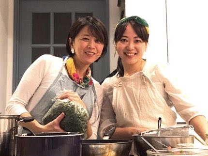 nipobrasil's tweet photo. 【7月11日(土)11:00am〜】ブラジル料理教室+ブラジルカルチャー講座～カーニバルと並ぶブラジルの田舎祭り『フェスタジュニーナの世界』のご案内

　いしづあきこ先生のブラジル料理教室は、毎年6月中旬〜7月、ブラジル全土で盛り上がる人気イベントのフェスタジュニーナ（Festa Junina）です。田舎暮らしを祝福し、収穫に感謝するこのフェスタジュニーナはカラフルな旗などで飾られたブラジル全土の教会や公園、市民会館などの会場で開催されるほか、学校でも毎年の恒例行事となっています。�今回も、料理のレッスンを通して、ブラジル文化に深く根付いた伝統メニューを作って、食べて、学んで皆で楽しいひと時を過ごしませんか？　トウモロコシを使った定番メニューをはじめ、ケーキにスィーツ、Vinho Quente(ホットワイン)と収穫祭ならではの伝統の味をいしづ先生が再現します。�　
　恒例の星淳子先生によるフェスタジュニーナにまつわるブラジル・カルチャー講座もあります。カントリースタイルをモチーフにチェック柄などの服装でのご参加も大歓迎です！どうぞお楽しみに。

日時：2026年7月11日(土)11:00-14:30
​
会場：としま区民センター
〒170-0013 東京都豊島区東池袋1-20-10
JR 他各線「池袋駅」( 東口) より徒歩7 分

講師:
料理教室　いしづあきこ先生　
　　　　　料理研究家/ 管理栄養士
ブラジルカルチャー講座　星淳子先生
　　　　　H&Aコンサルティング代表

会費：
会員(家族含）7,500円
非会員　        9,000円
※申込み送信後、カード払い ・ 銀行振込かを選択いただきます。事前支払いをお願いします。
​
定 員：16名
※ご入金を確認できた方からの先着順とさせていただきます。

お申込みは下記リンクから
https://t.co/aWsw7DrEJS

お問い合わせ：日本ブラジル中央協会　事務局
info@nipo-brasil.org

レッスンメニュー
(※仕入れ状況により、メニュー内容は変更になる可能性もございます)
【料理】
* Buraco quente(ひき肉入りパン)
* Caldo Verde(ケールとじゃがいものスー プ)
* Bolo de Fubá com goiabada(グァバジャム入りコーンケーキ)
* Curau(とうもろこしのプリン風デザー ト)
【飲み物】
* Vinho Quente(ホットワイン)
* Chá mate(マテ茶)
* Café(コーヒー)   
* Caipirinha(カイピリーニャ)
訳すと”田舎娘” 国民的カクテルの作り方コーナーもあります。��持ち物�エプロン、手拭きタオル、筆記用具