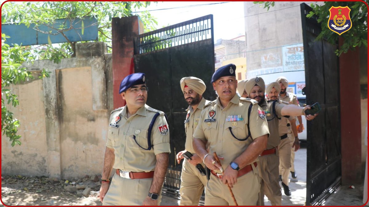PP_Gurdaspur's tweet photo. Gurdaspur Police remains fully committed to ensuring peaceful, free and fair Municipal Elections in Dhariwal.
SSP Gurdaspur visited sensitive polling booths in Dhariwal and reviewed the security arrangements.#punjabpolice https://t.co/0qZwZT1ydn