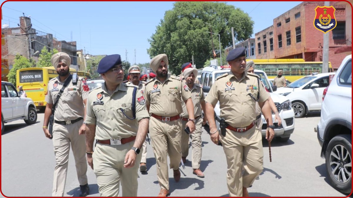 PP_Gurdaspur's tweet photo. Gurdaspur Police remains fully committed to ensuring peaceful, free and fair Municipal Elections in Dhariwal.
SSP Gurdaspur visited sensitive polling booths in Dhariwal and reviewed the security arrangements.#punjabpolice https://t.co/0qZwZT1ydn