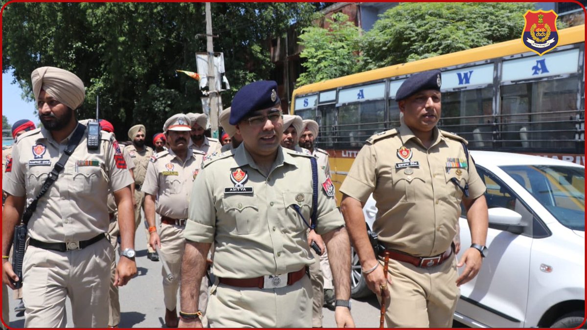 PP_Gurdaspur's tweet photo. Gurdaspur Police remains fully committed to ensuring peaceful, free and fair Municipal Elections in Dhariwal.
SSP Gurdaspur visited sensitive polling booths in Dhariwal and reviewed the security arrangements.#punjabpolice https://t.co/0qZwZT1ydn