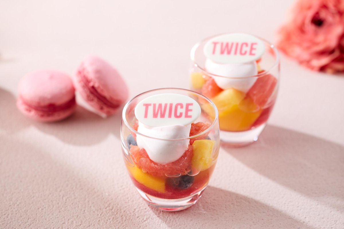 oricon's tweet photo. TWICEの世界観に包まれる💗

Marriott Bonvoyとコラボ
《 TWICEアフタヌーンティー 》

7月より期間限定開催🍑
https://t.co/jTRhEAdDxP

注文した人限定で
オリジナルグッズが当たるチャンスや
利用者限定のプレゼントも✨️

#TWICE https://t.co/ikfjf3sZed