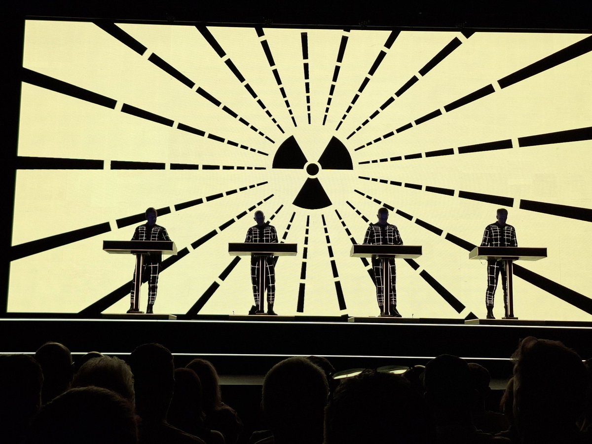 BeatsonFootGolf's tweet photo. Best gig ever last night 👏👏 @kraftwerk playing @GCHalls 🎹🎶 Brilliant performance in a fantastic location #Robots #ManMachine https://t.co/hCLYgqafdq