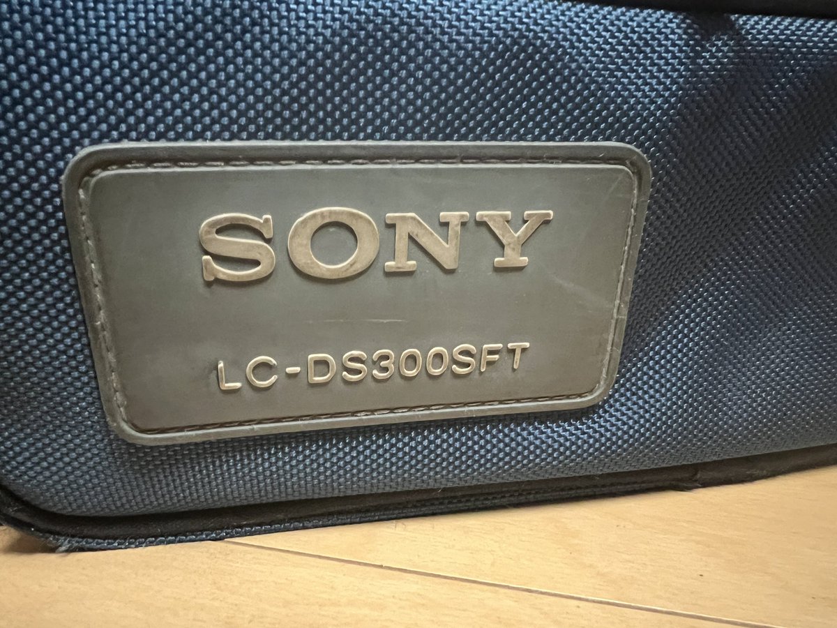 SakaiVideo's tweet photo. SONYのENG用ケースです。
上部のチャック壊れてたりボロボロですが、
肩がけくらいは出来ます。
欲しい方いらっしゃいますか？
送料だけ負担して下さい。 https://t.co/D24XRxluuo