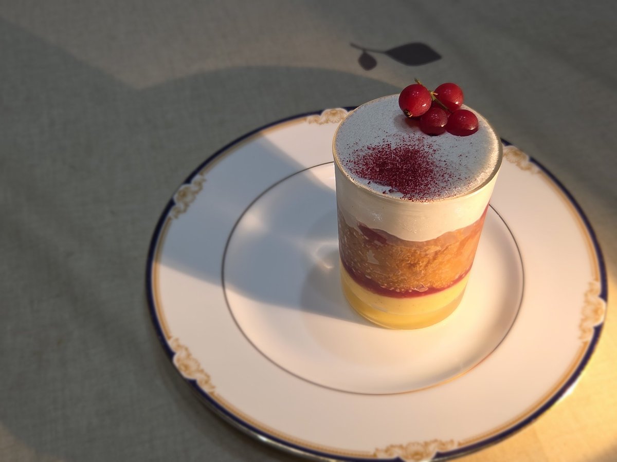 love_cake2525's tweet photo. パクタージュ　スロージンのババ
スローベリーという果実を使って作られたスロージンのババ。優しくフルーティな香りがしつつも、ジンらしいキリッとした感じもある。合わさるのはフランボワーズのコンフィチュール。
ベリーの香りとぽってりカスタードのバランスがよく、ペロリと食べてしまった😋 https://t.co/5eie2HuYCp