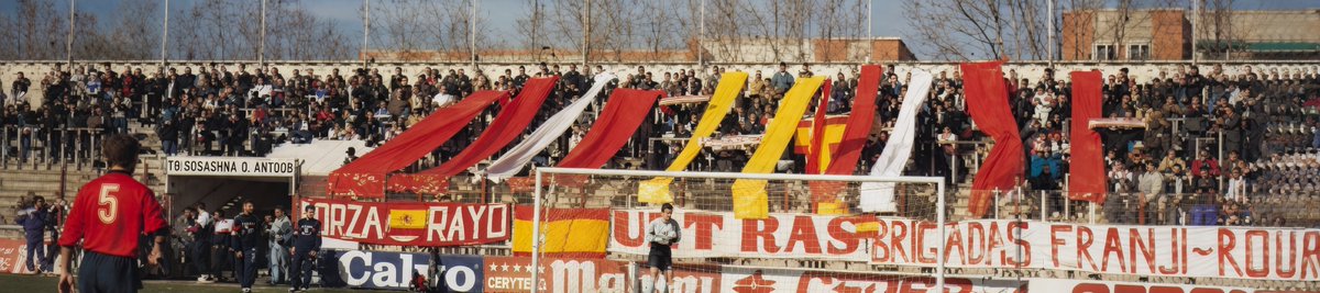 mannerbund__'s tweet photo. Antes que el antifascismo se adueñara de la grada del @RayoVallecano (en parte porque no lo podían hacerlo en Bernabéu y Calderón, donde ya existían grupos consolidados e ideológicamente contrarios), el Rayo era un equipo de barrio donde las banderas de España era algo habitual. https://t.co/yq5WRpmUff