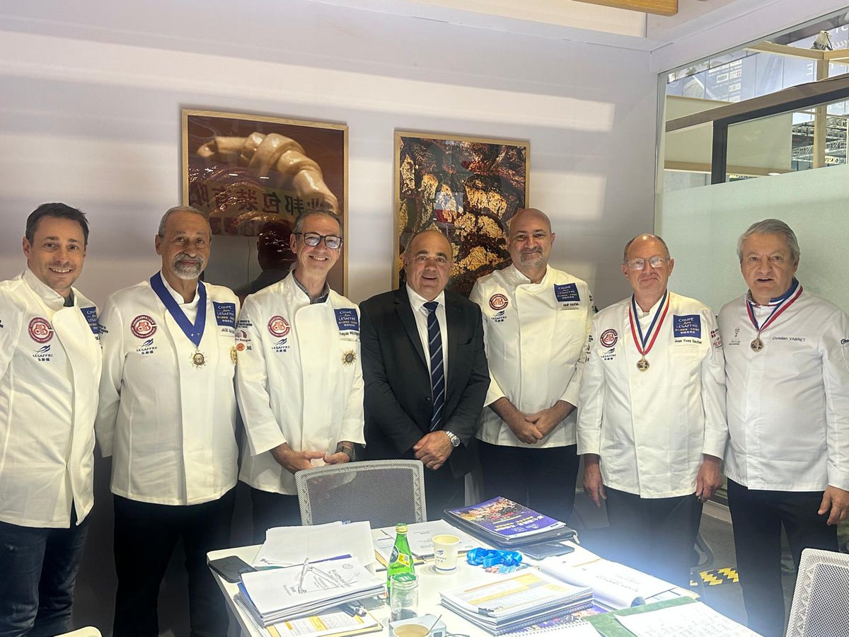 cnbpf's tweet photo. Dominique Anract, Président de la @cnbpf, participait à la 28e édition du Salon Bakery China, du 📅 20 au 23 mai, co-organisée par CABCI et Bakery China Exhibitions.

Avec une superficie de 330 000 m², elle a rassemblé plus de 2 200 exposants issus de plus de 70 pays. Près de 👫 400 000 visiteurs professionnels internationaux étaient attendus, avec un nombre de visiteurs étrangers qui a augmenté de manière significative.

➡️ Une occasion unique de présenter les nouveautés en boulangerie ! Plus de 100 événements ont été organisés sur place, incluant des concours en pâtisserie et en boulangerie.

#boulangerie #BakeryChina #salon #bakery