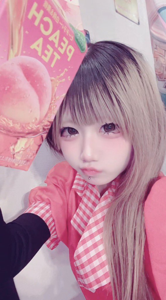 moca__olive's tweet photo. もかいます＞ꇴ＜♪＞ꇴ＜♪＞ꇴ＜♪
プリンがとてつもなく目立ちますがまあギリセーフ(ᐢ ̫ᐢ)
近々染める！と思う！から！この放置しすぎたプリンを目に収められるのは今のうちですよー( ≖͈́ ·̫̮ ≖͈̀ )♡
 @olivehamamatsu  #浜松コンカフェ https://t.co/xRTiICAACP