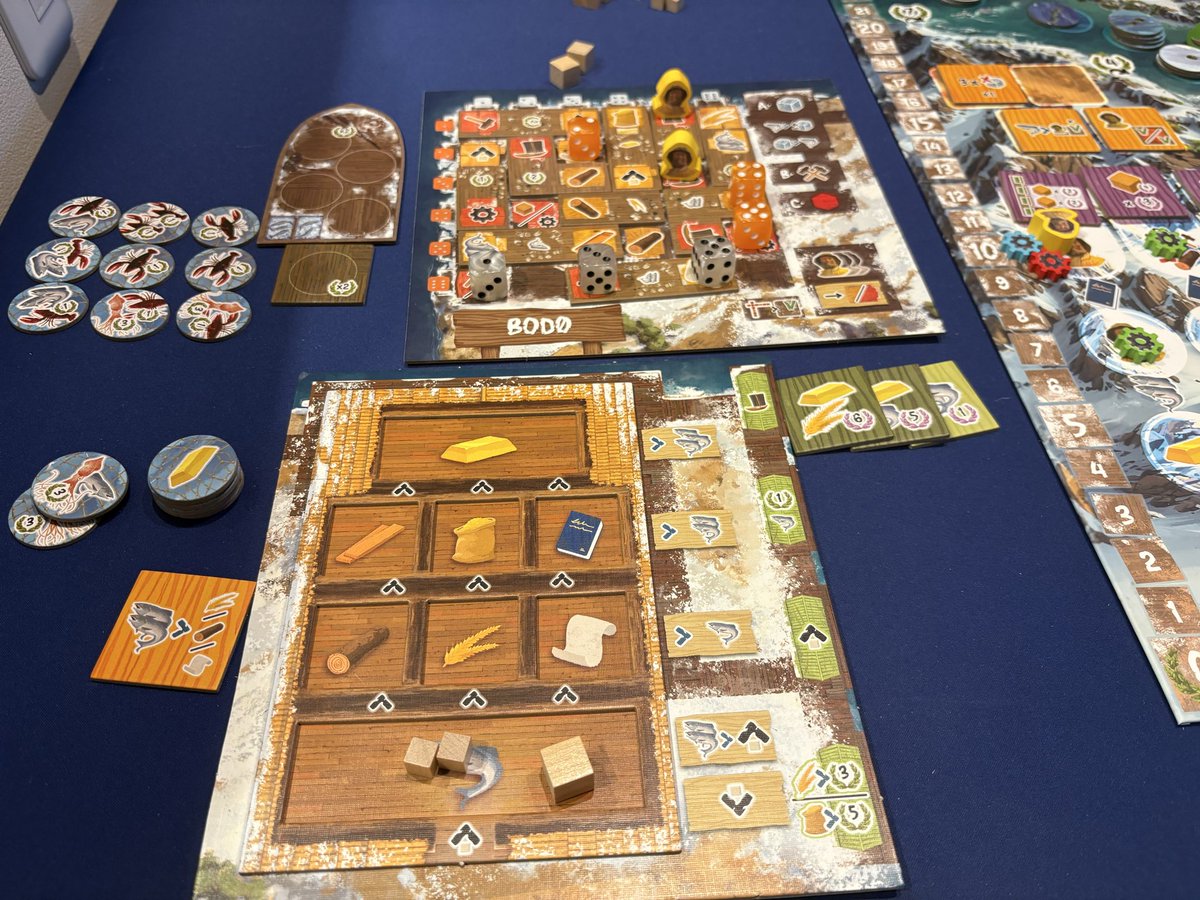 kujitora's tweet photo. Saltfjord。サンタマリアリメイク。ダイスドラフトして6×6のアクショングリッドを走らせてマスのアクションを叩いていく。ちょっとアクションキューっぽい感じ。ダイスは最後まで行くとそのまま残るのでダイス取る順番を間違うと行き止まりを作っちゃうことに。釣りしたりお題達成したり改良したり。 https://t.co/pqL1F1W6S7