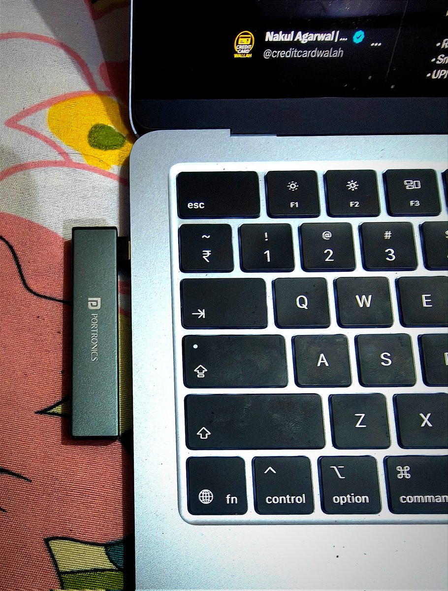 creditcardwalah's tweet photo. ✨ Minimal setup upgrade for my Macbook Air M5 😍

Picked up the sleek Portronics Mport Mino C from POP App for just ₹129 💸

✅ Ultra compact
✅ Hardly takes any space
✅ Perfect for daily USB needs

For MacBook users who hate chunky hubs, this tiny extender is actually useful 👌💻

#MacBookAir #MacM5 #Portronics #TechDeals #POPApp #TechAccessories 🚀