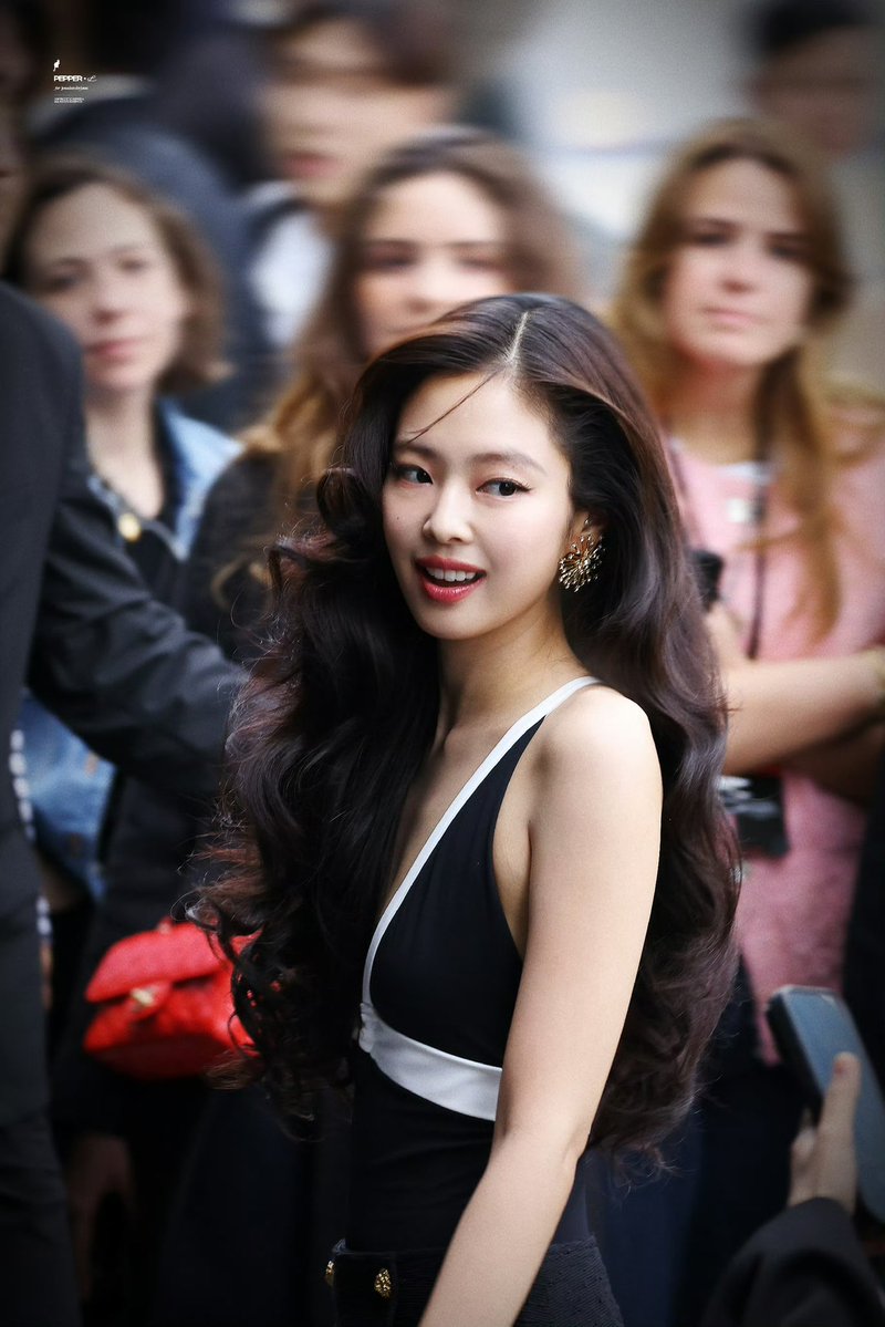 Glamour_JENNIE tweet media