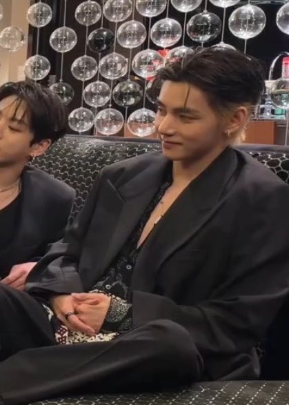 hourly vmin ☾⋆ tweet media