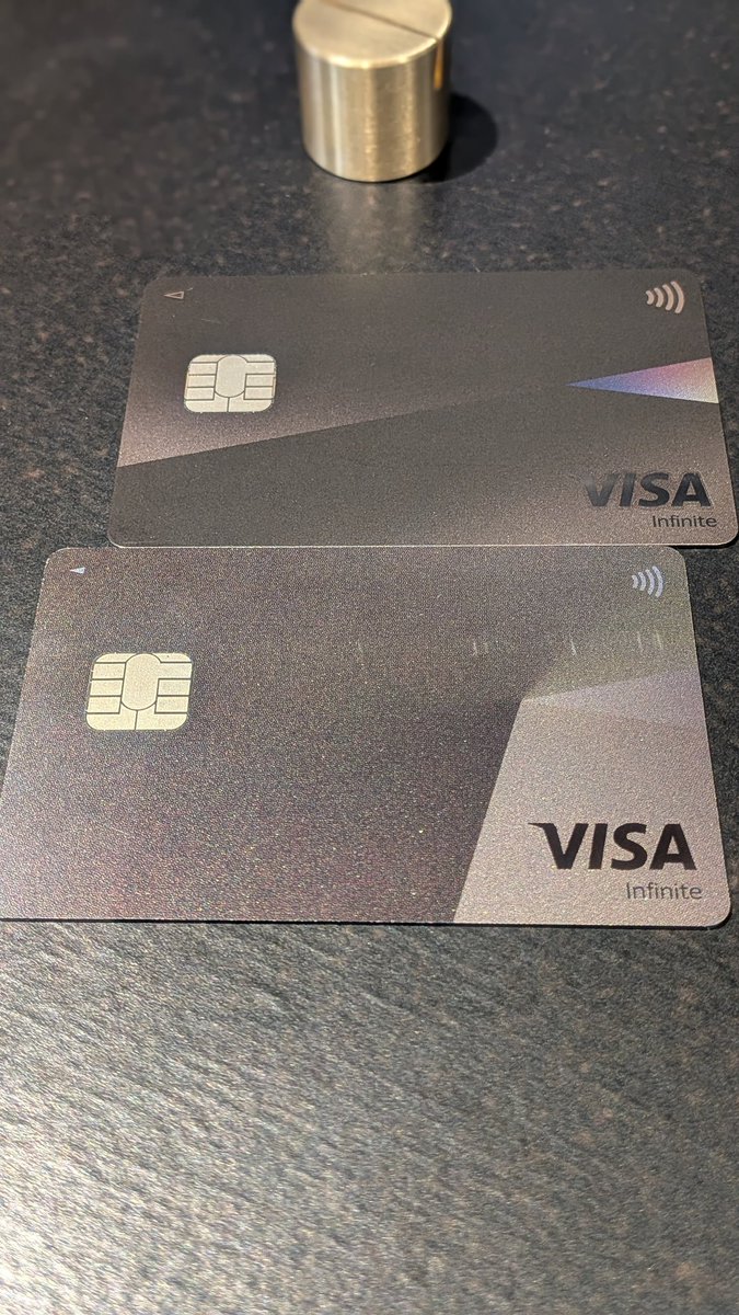 carddb's tweet photo. 「Olive フレキシブルペイ Visa Infinite」（上）と「三井住友カード Visa Infinite」（下）の券面比較。

どちらもカラーはグレイッシュブラウンなので、一見するとよく似ていますが、実際には色味もデザインもそれぞれ個性があります。 https://t.co/PtuG8Lqy3R