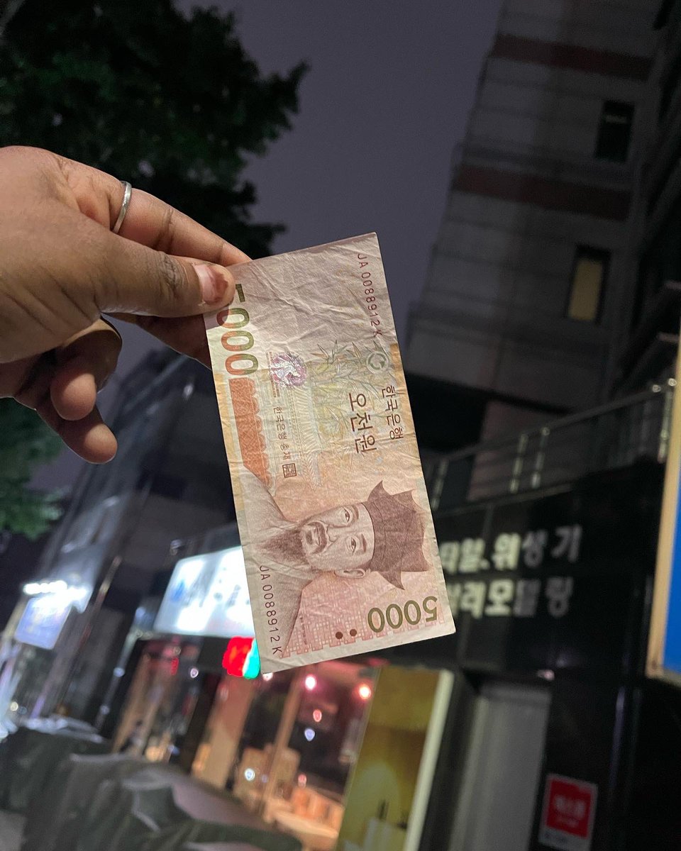 mus_toyy's tweet photo. South Korea’s currency is the South Korean won (₩), and the country actually operates with relatively few cash denominations compared to some other countries.

There are four main banknote denominations: ₩1,000, ₩5,000, ₩10,000, and ₩50,000. The coin denominations are ₩10, ₩50, ₩100, and ₩500. Interestingly, ₩1 and ₩5 coins technically still exist, but they are rarely used in normal daily life anymore.

The ₩50,000 note is the largest denomination in Korea, and many people, myself included, initially think it sounds too large. However, in practice, it actually makes sense within Korea’s economy.

While “50,000” sounds huge numerically, the actual purchasing power is not extreme. It only feels psychologically large because the Korean won uses larger numerical values overall.

For example, a simple café drink can already cost ₩5,000–₩7,000, Korean BBQ for groups can easily exceed ₩50,000, and transportation, groceries, and shopping add up quickly. Without the ₩50,000 note, people would constantly carry thick stacks of ₩10,000 bills everywhere.

In my opinion, the reason South Korea can comfortably maintain a high-denomination bill is because the country is now heavily cashless. Most people use debit cards, credit cards, KakaoPay, Naver Pay, Samsung Pay, transportation cards, and other digital payment systems. So even though the ₩50,000 bill exists, many Koreans barely carry much cash at all anymore.