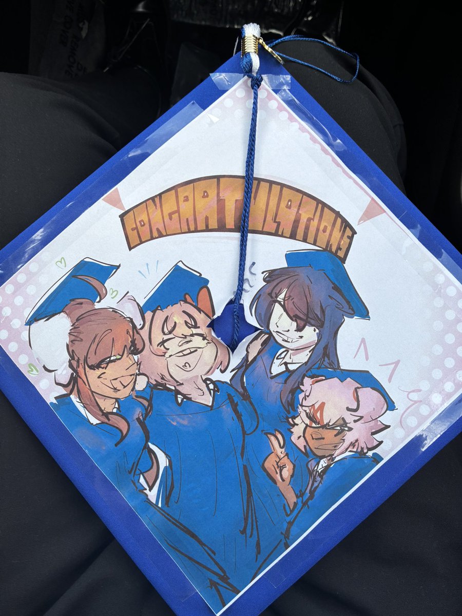 BoxOfGolds's tweet photo. a very doki graduation!

#ddlc #DokiDokiLiteratureClub https://t.co/LStDinwOYi