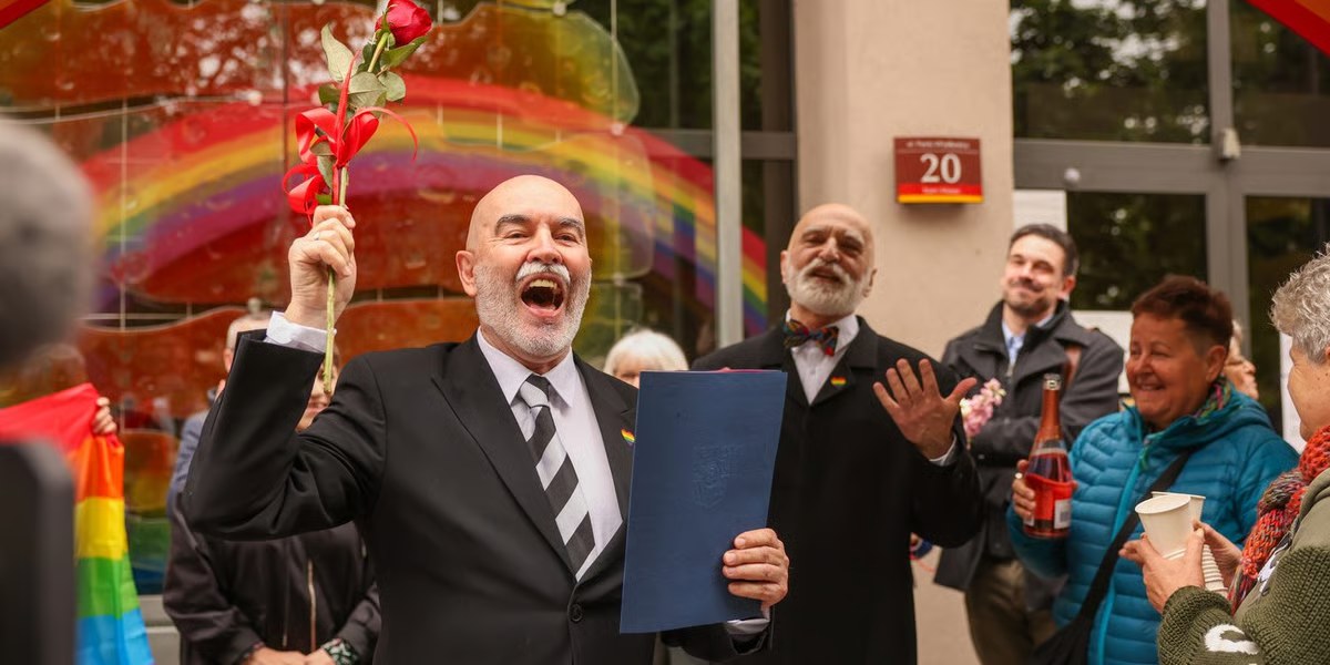 RedDiversidad's tweet photo. Entre euforia y lágrimas, registro de matrimonios igualitarios se extiende en Polonia.

La ciudad de Wrocław se convierte en la segunda del país en reconocer estas uniones al registrar a Ryszard Ziobro y Tomasz Kwietko-Bębnowsk, quienes están juntos desde hace 50 años. https://t.co/vqN2IabuQO