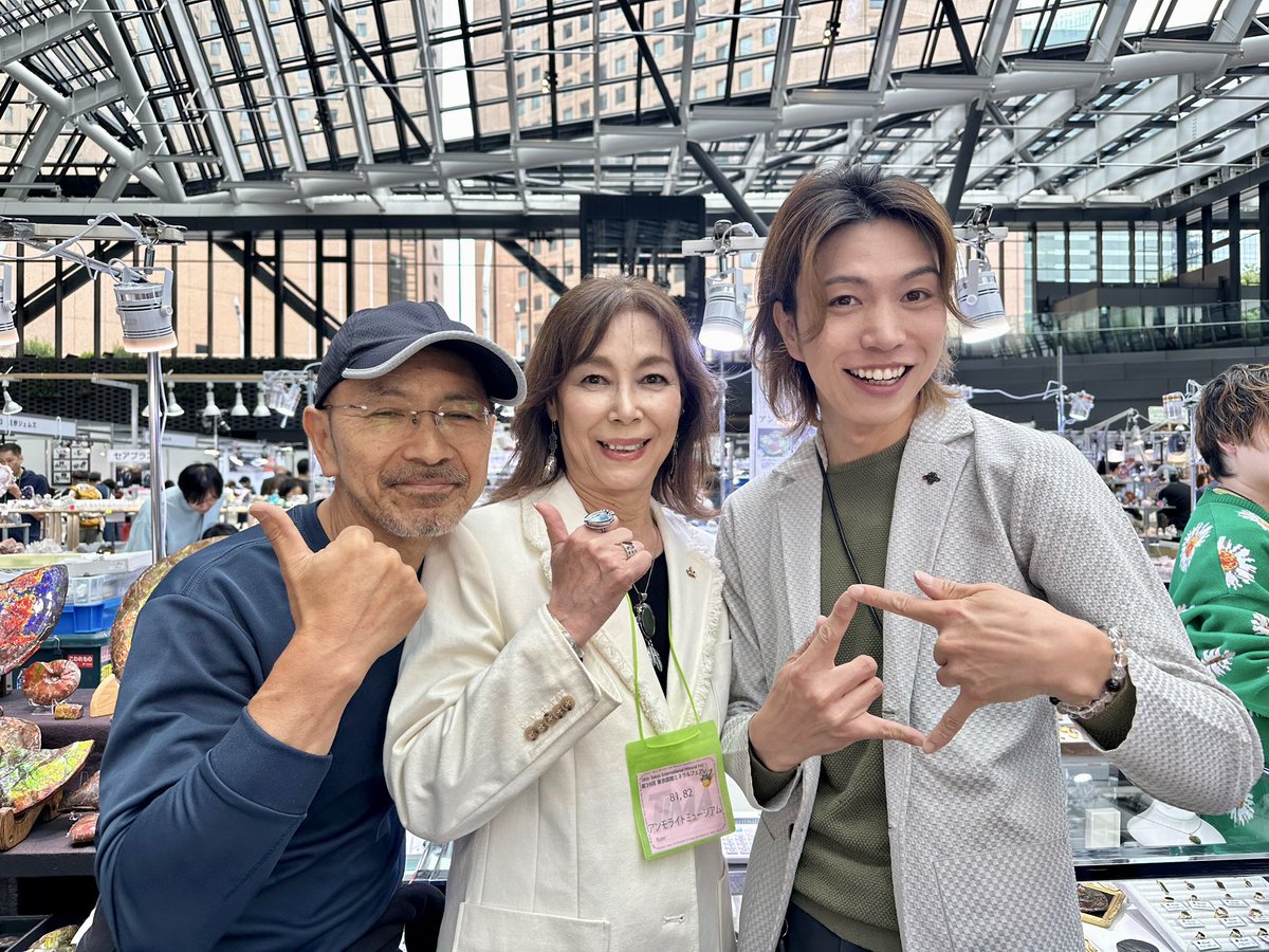 ammolite_museum's tweet photo. 東京国際ミネラルフェアは、大勢のお客様で賑わい、昨日無事終了しました。

アンモライトの色のふしぎを何年もかけて研究し、昨年論文を発表した今井教授、一昨年、アンモライト鉱山を訪問してくださった元気先生が偶然同じ日の同じ時間に来てくださいました！

このフェアは、海外からの出展者が多い展示会なので、出展する側の私達にとってもとても楽しい展示会です。

ご来場くださいましたお客様、開催に携わってくださったスタッフの皆様に心より御礼申し上げます。

また秋のミネラルフェアでお会いしましょう！

#ammolite 
#アンモライト
#東京国際ミネラルフェア
#アンモライトミュージアム