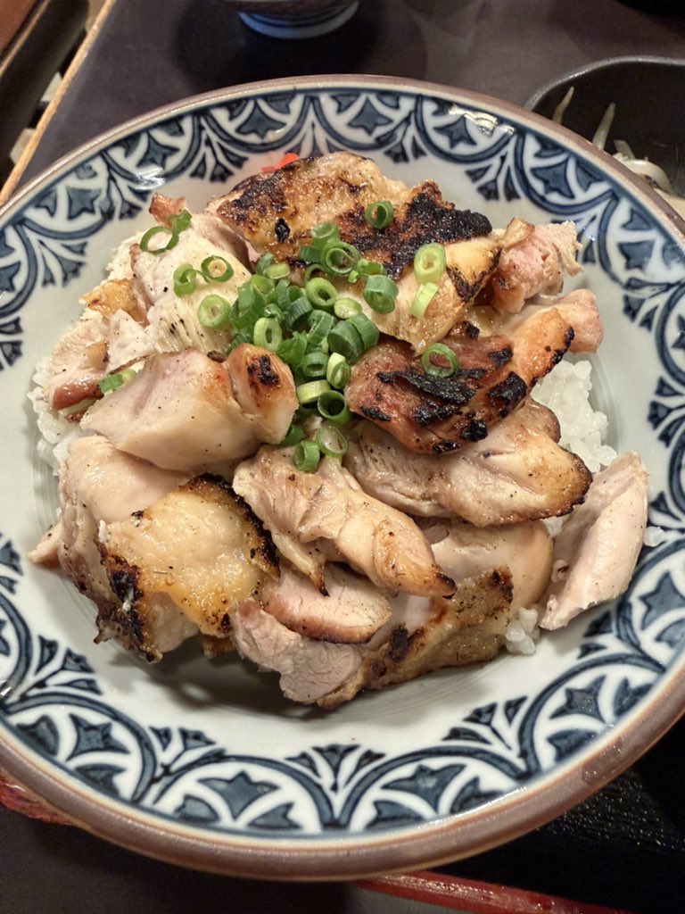 PERUTANI's tweet photo. 母屋の焼き鳥丼（塩だれ） https://t.co/jWZKFQgTXz