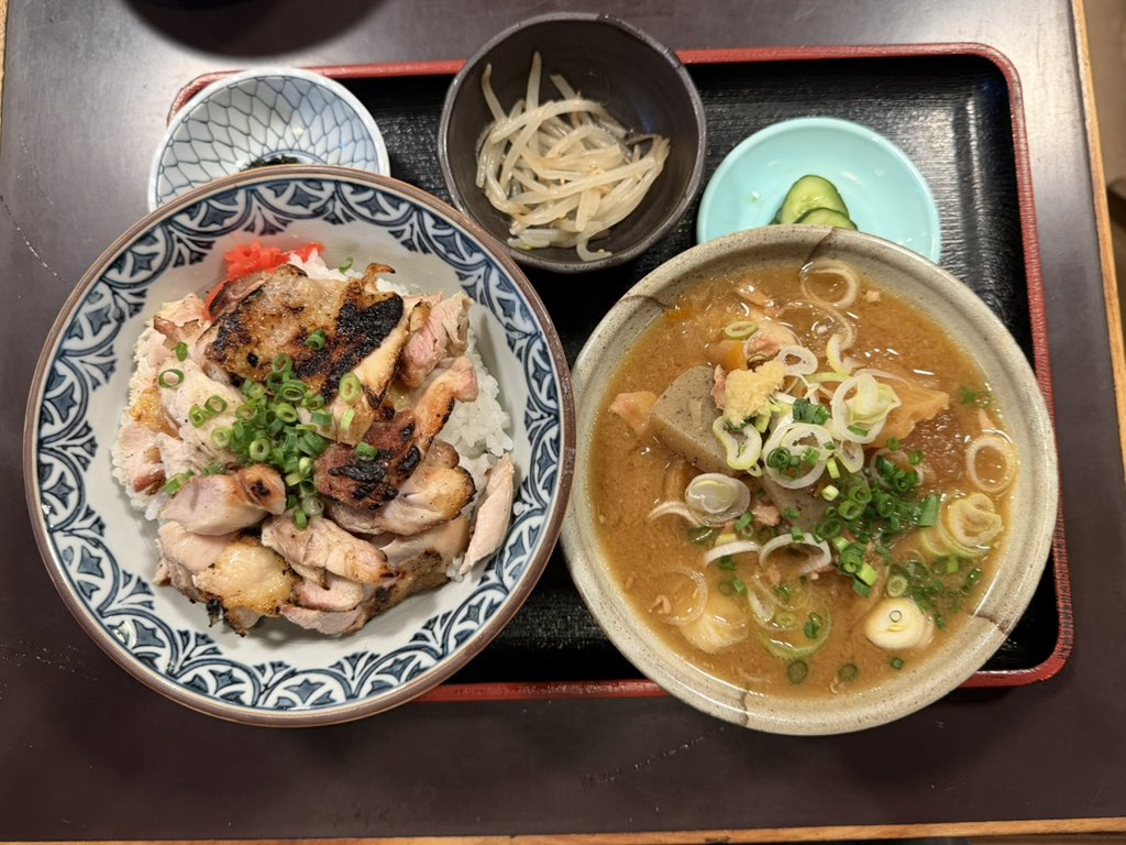 PERUTANI's tweet photo. 母屋の焼き鳥丼（塩だれ） https://t.co/jWZKFQgTXz