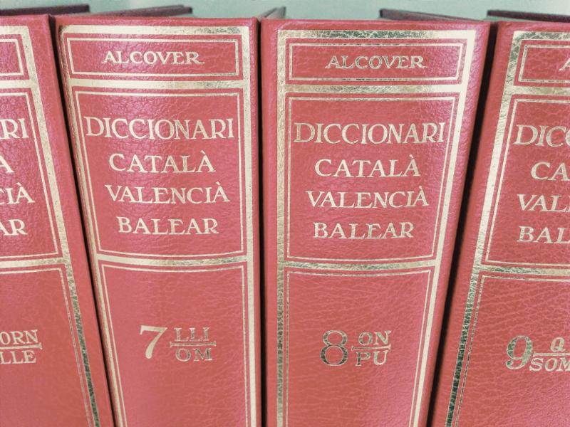naciodigital's tweet photo. 🔙 RECORDEM d'«El despertador» de @Ferrancm: tal dia com avui del 1963, en plena dictadura i després de moltes adversitats i de 63 anys de feina, es culminava el Diccionari català-valencià-balear (DCVB), també anomenat Diccionari Alcover-Moll https://t.co/ymcLJY7FLO https://t.co/Z9omG1z3xh